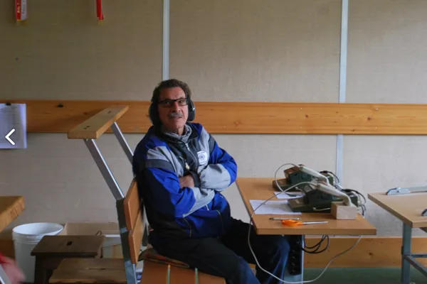 Funzionario molto stanco... stanco morto...