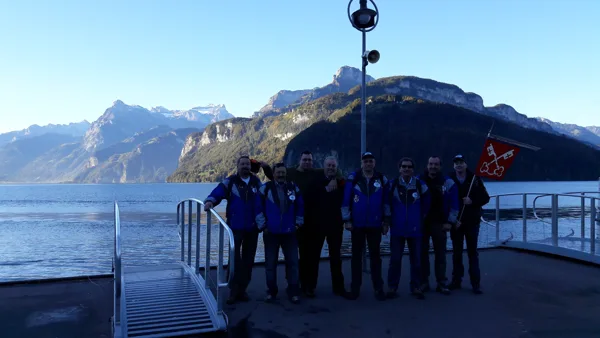 Foto di gruppo in riva al lago dei quattro Cantoni